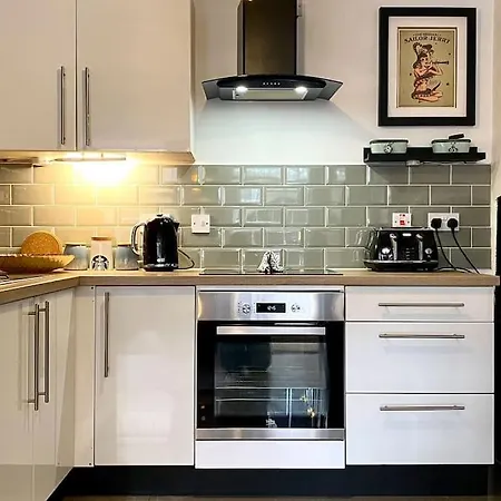 Centre Georgian Qtr Canning St 2bed 2bath Apartment