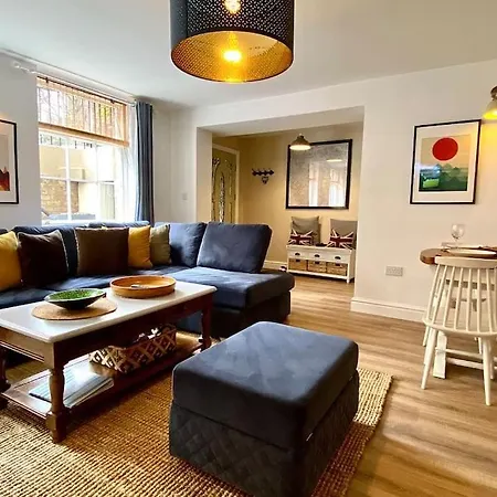 Centre Georgian Qtr Canning St 2bed 2bath