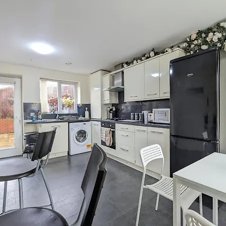 Holiday home Large 4-bedrooms & 3 Bath Townhouse, Free Parking Liverpool