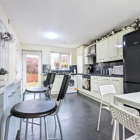 Holiday home Large 4-bedrooms & 3 Bath Townhouse, Free Parking *