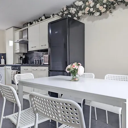 Large 4-bedrooms & 3 Bath Townhouse, Free Parking * Liverpool