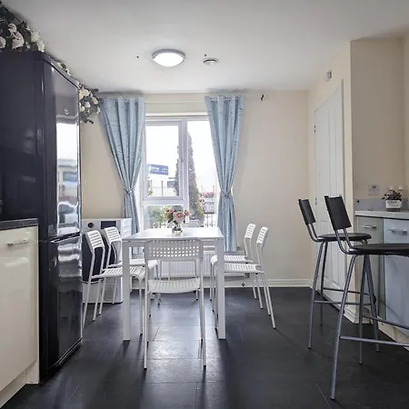 Large 4-bedrooms & 3 Bath Townhouse, Free Parking Liverpool