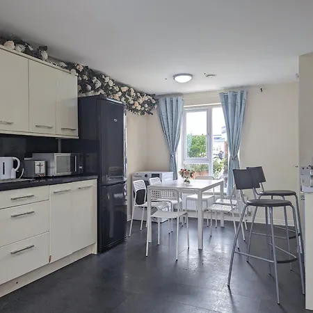 Holiday home Large 4-bedrooms & 3 Bath Townhouse, Free Parking *
