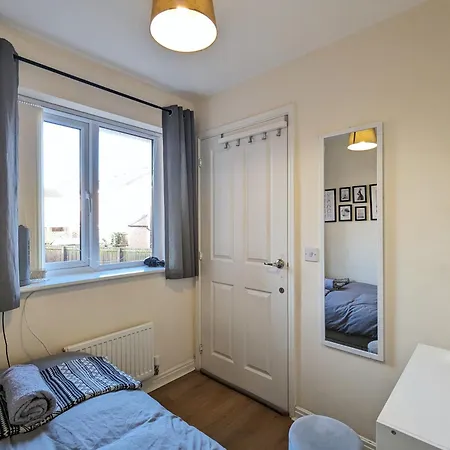 Large 4-bedrooms & 3 Bath Townhouse, Free Parking *