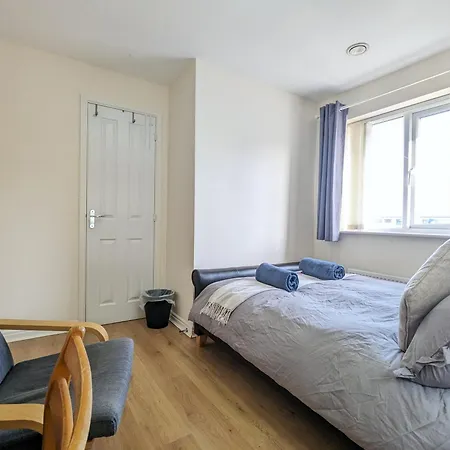 Large 4-bedrooms & 3 Bath Townhouse, Free Parking