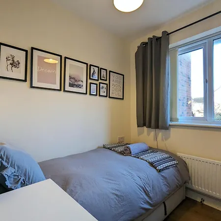 Large 4-bedrooms & 3 Bath Townhouse, Free Parking * Liverpool