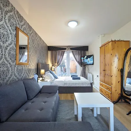 Large 4-bedrooms & 3 Bath Townhouse, Free Parking *