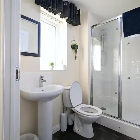 Large 4-bedrooms & 3 Bath Townhouse, Free Parking Holiday home Liverpool