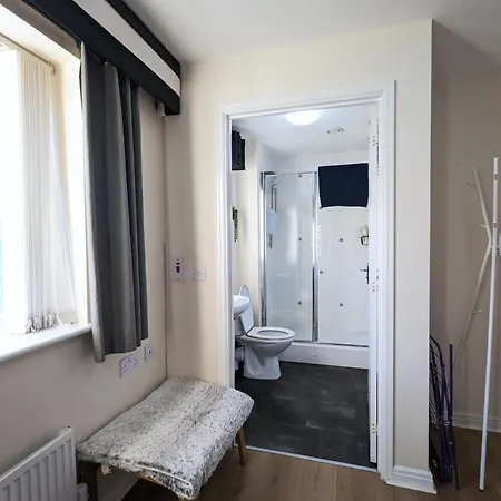 Large 4-bedrooms & 3 Bath Townhouse, Free Parking *