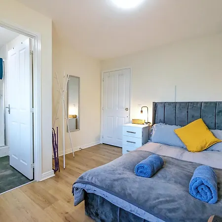 Large 4-bedrooms & 3 Bath Townhouse, Free Parking