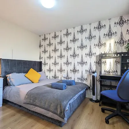 Holiday home Large 4-bedrooms & 3 Bath Townhouse, Free Parking