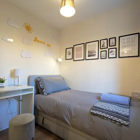 Large 4-bedrooms & 3 Bath Townhouse, Free Parking Liverpool