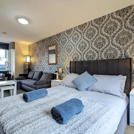 Large 4-bedrooms & 3 Bath Townhouse, Free Parking *