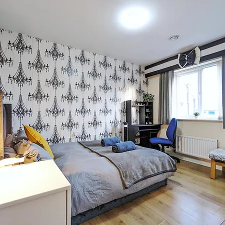Holiday home Large 4-bedrooms & 3 Bath Townhouse, Free Parking