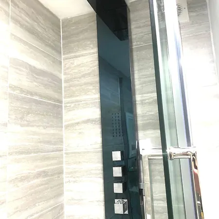 Apartment Large Stylish 3 Bedroom Centre Free Secure Parking *