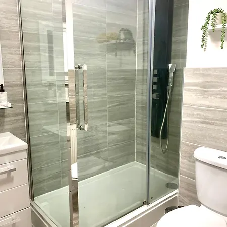 Large Stylish 3 Bedroom Centre Free Secure Parking *