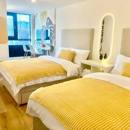 Apartment Large Stylish 3 Bedroom Centre Free Secure Parking *