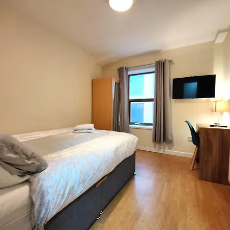 Centre Private Including Smart Tvs - With Shared Bathroom Guest house