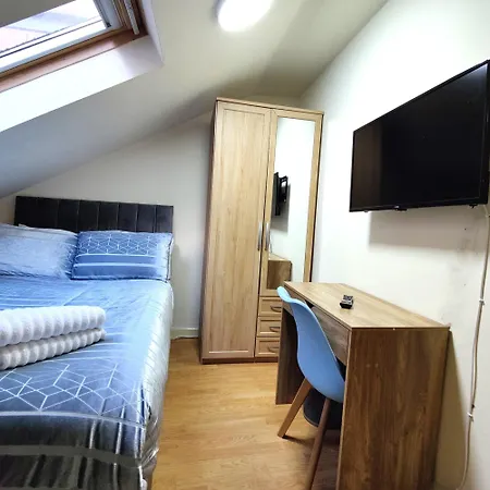 Centre Private Including Smart Tvs - With Shared Bathroom Gæstehus