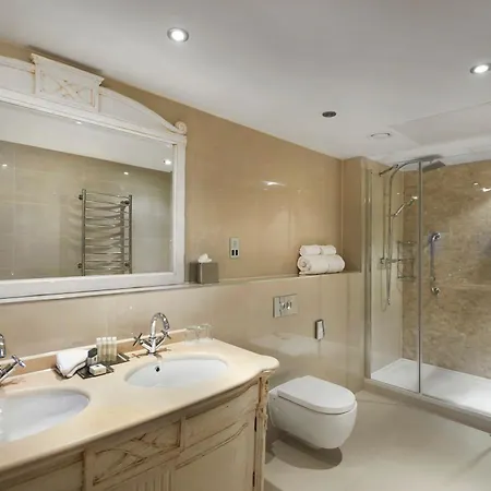 Doubletree By Hilton & Hotel