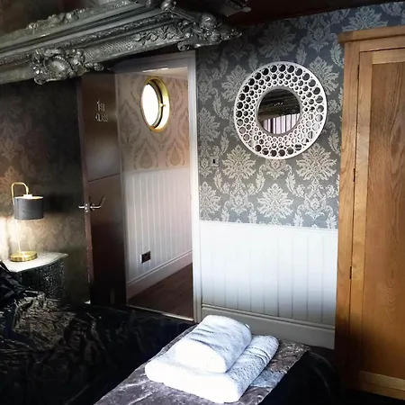Titanic Boat 5* Liverpool
