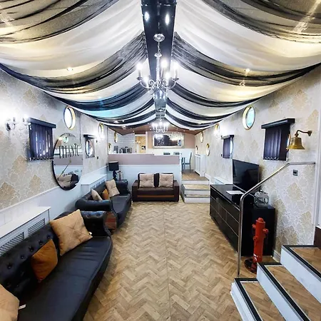 Titanic Boat Botel 5*