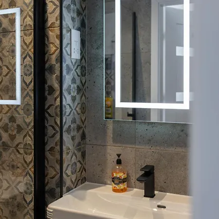 Apartment Flatzy - 16 Guests 4 En-suite B *