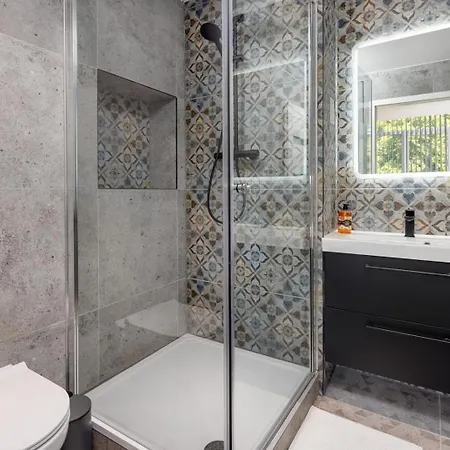Apartment Flatzy - 16 Guests 4 En-suite B