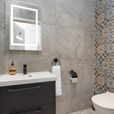 Flatzy - 16 Guests 4 En-suite B