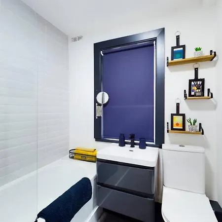 Modern Maisonette Ideal For Larger Groups, Contractors And Professionals