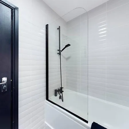Modern Maisonette Ideal For Larger Groups, Contractors And Professionals Apartment *