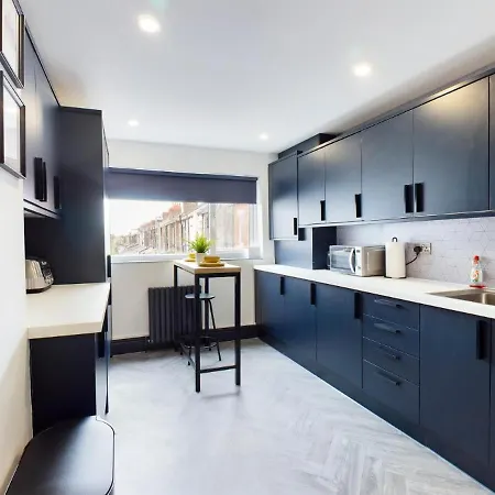 Modern Maisonette Ideal For Larger Groups, Contractors And Professionals Liverpool