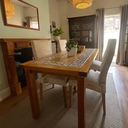 2025 Award Winner Strawberry House - 3 Bedrooms *