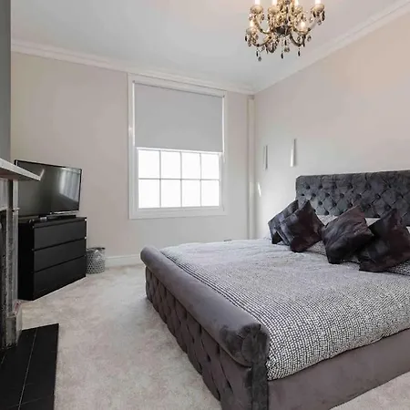 Elegant Georgian Listed Townhouse