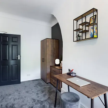 Apartment Modern Maisonette Ideal For Larger Groups, Contractors And Professionals