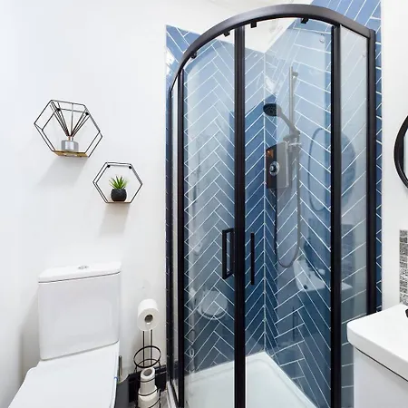 Modern Maisonette Ideal For Larger Groups, Contractors And Professionals Apartment Liverpool
