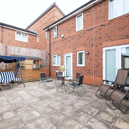 Large 4-bedrooms & 3 Bath Townhouse, Free Parking