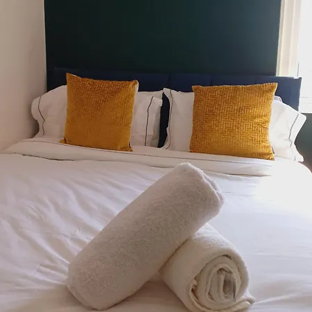 Modern Maisonette Ideal For Larger Groups, Contractors And Professionals Apartment Liverpool