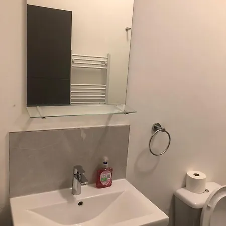Double-rooms Free Street Parking Near Lfc Couette-café Liverpool