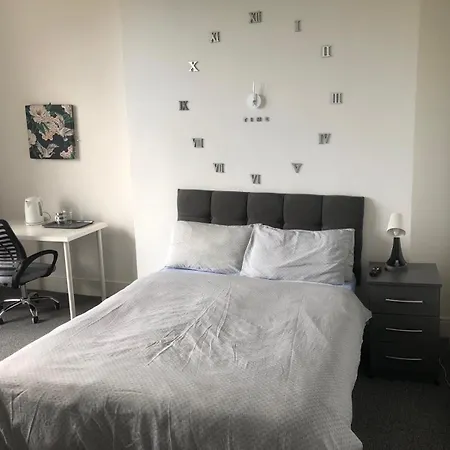 Double-rooms Free Street Parking Near Lfc