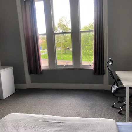 Double-rooms Free Street Parking Near Lfc Couette-café *
