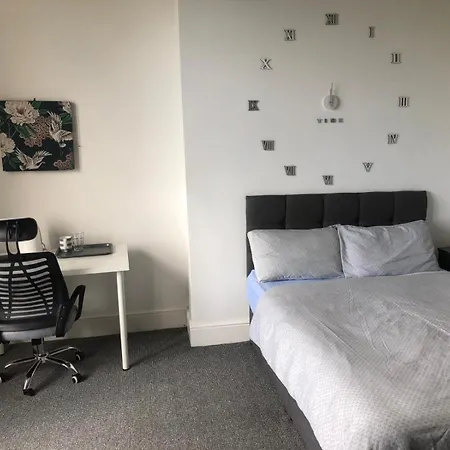 Double-rooms Free Street Parking Near Lfc Couette-café
