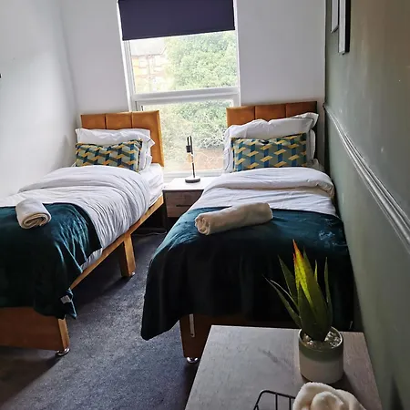 Apartment Modern Maisonette Ideal For Larger Groups, Contractors And Professionals *