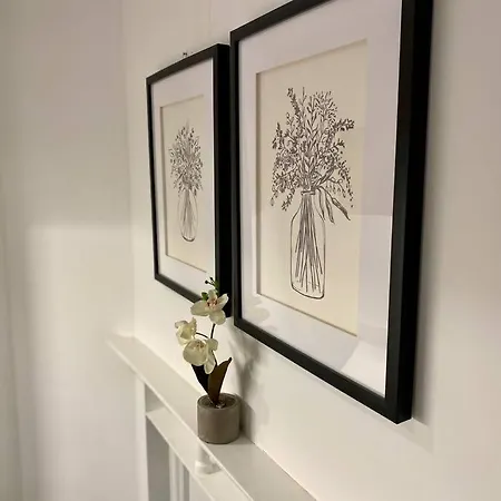 Victoria Street Sleeps 2 Apartment