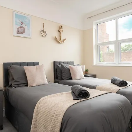Holiday home Large Cosy House - Free On Street Parking