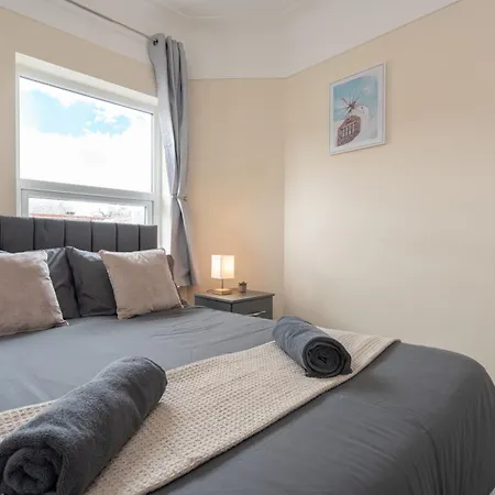 Holiday home Large Cosy House - Free On Street Parking Liverpool