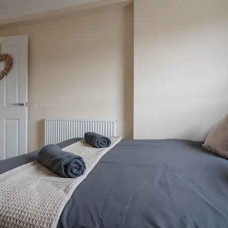 Large Cosy House - Free On Street Parking Liverpool