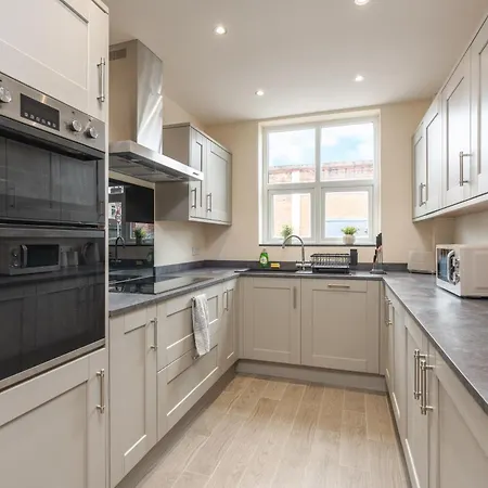 Large Cosy House - Free On Street Parking Holiday home *
