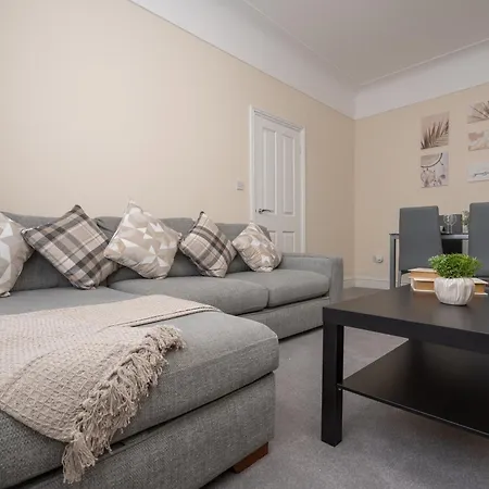 Holiday home Large Cosy House - Free On Street Parking