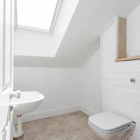 Holiday home Air Host & - Rockfield House - Sleeps 8